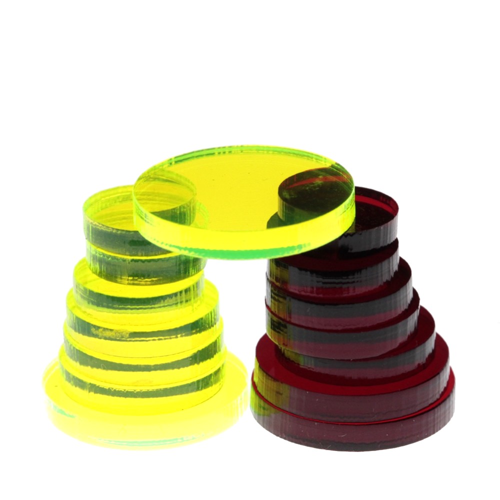 Tótems de discos amarillos y granates