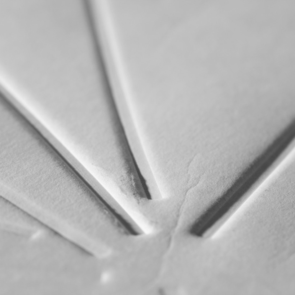 Líneas grabadas sobre papel blanco