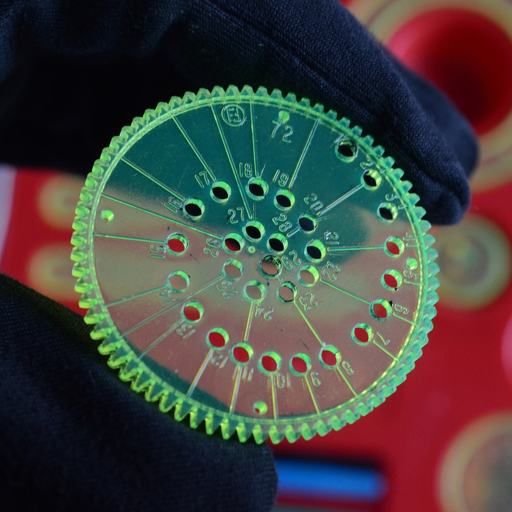 Rueda dentada número 72 del Spirograph, con sus agujeros numerados