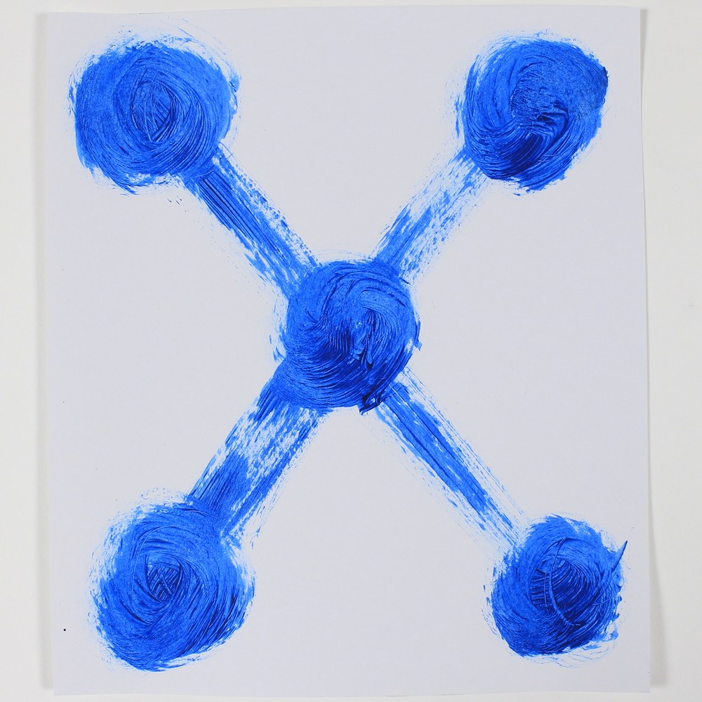 X azul pintada con brocha